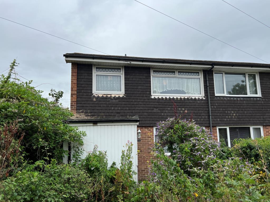 Lot: 58 - THREE-BEDROOM END-TERRACE HOUSE - Freehold Three Bedroom End of Terrace House For Sale